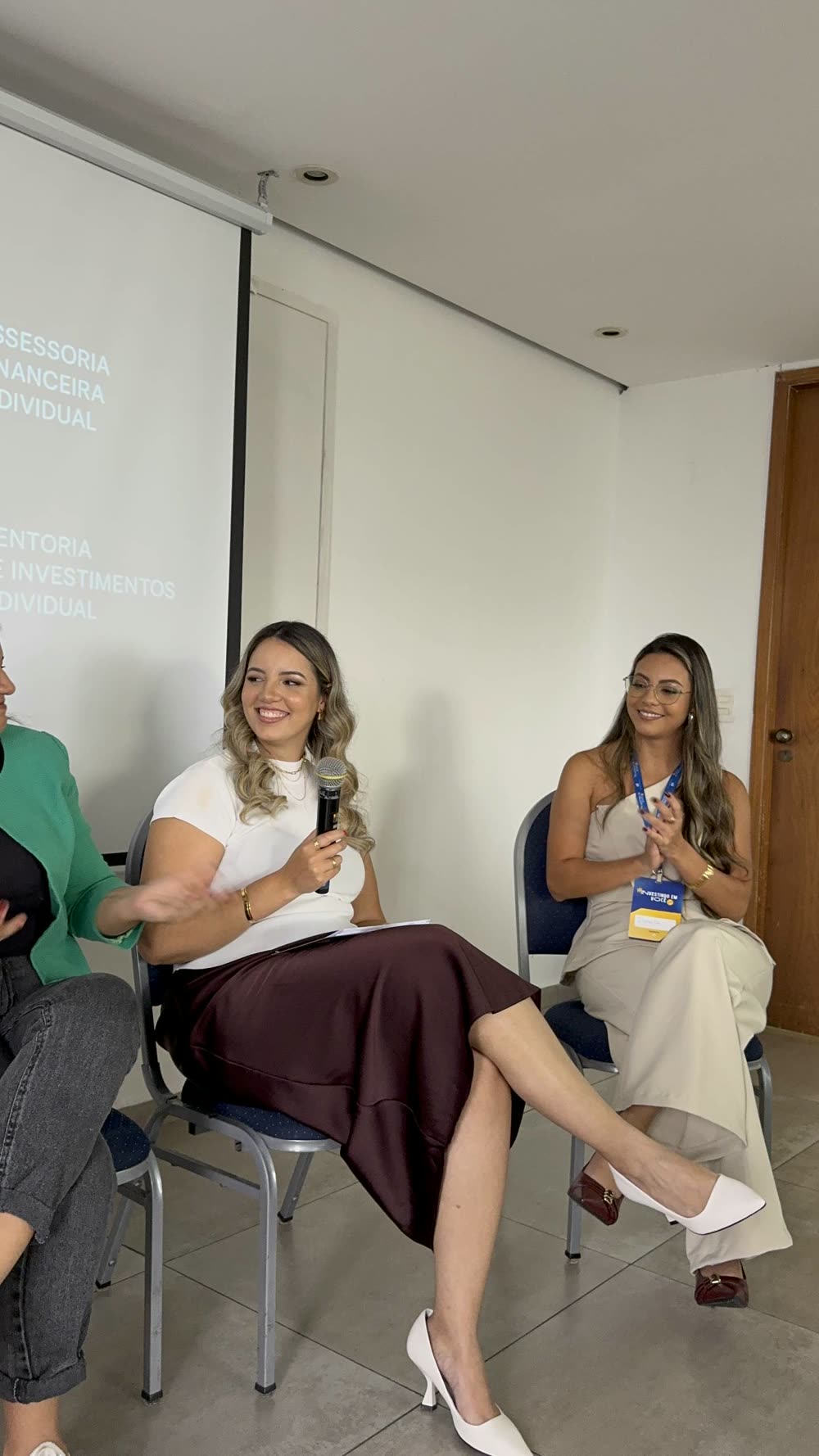 Stefany, ao microfone, conversa com uma convidada; as duas sentadas, na edição de 2025