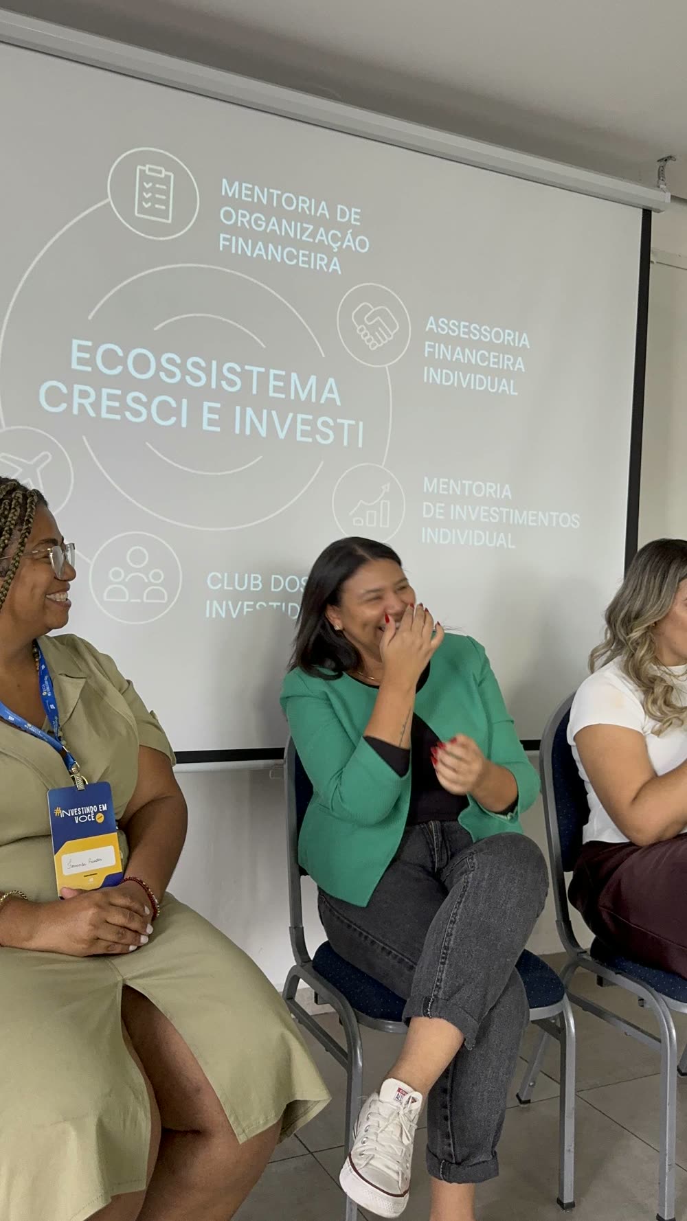 Convidadas no painel, diante do telão do Ecossistema Cresci e Investi, na edição de 2025