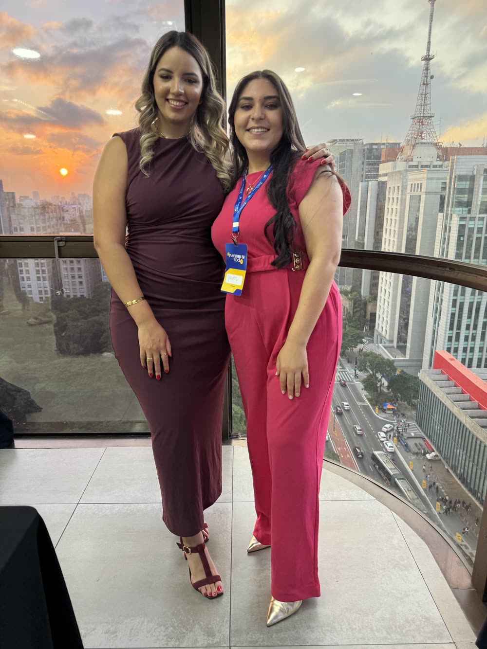 Stefany com uma participante de crachá no fim de tarde, na edição de 2025