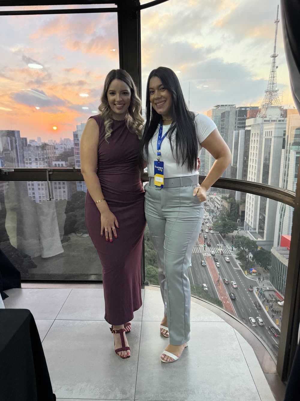 Stefany e uma participante de crachá, no pôr do sol da edição de 2025