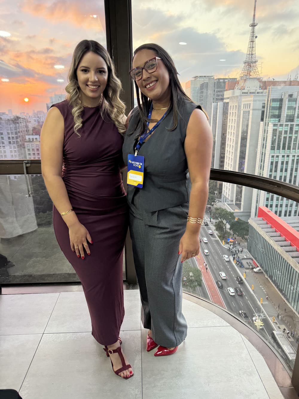 Stefany com uma participante de crachá, no fim de tarde da edição de 2025