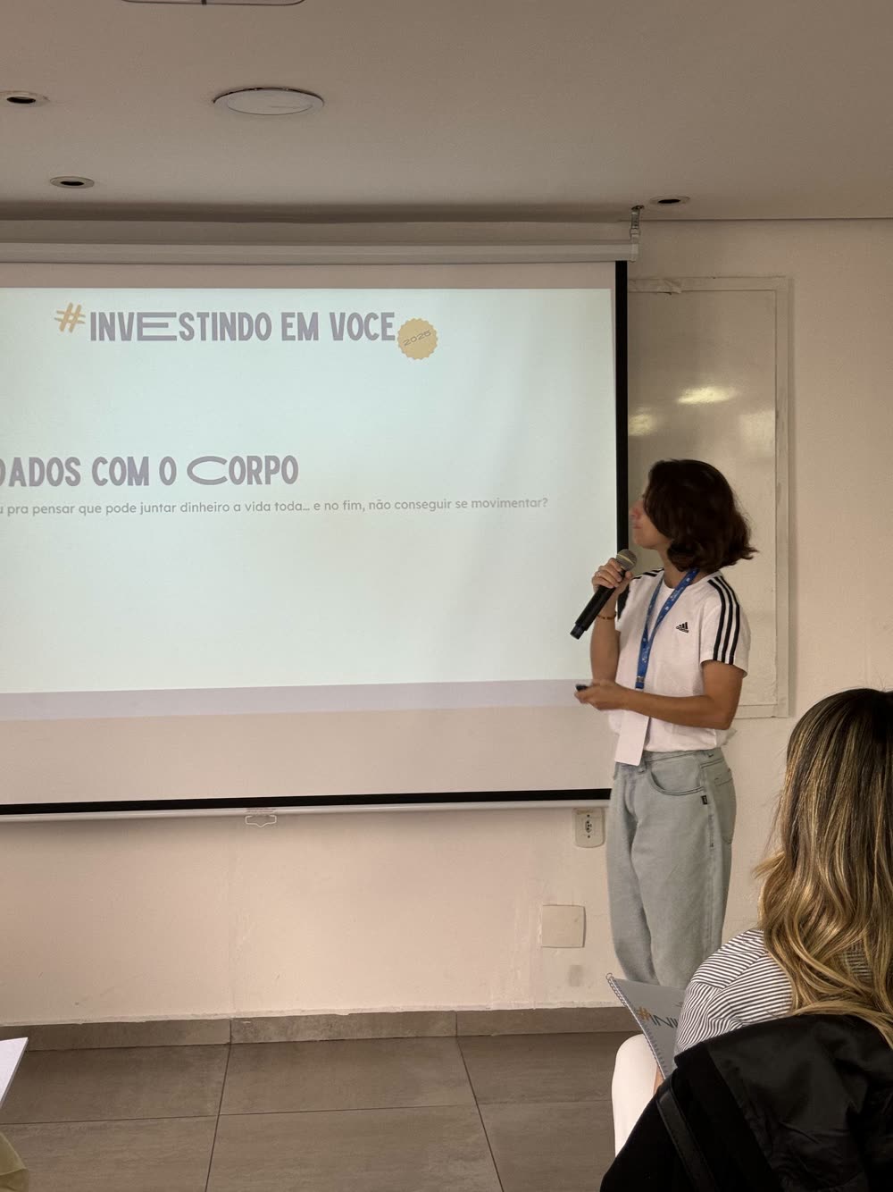 Apresentação diante do telão do Investindo em Você, na edição de 2025