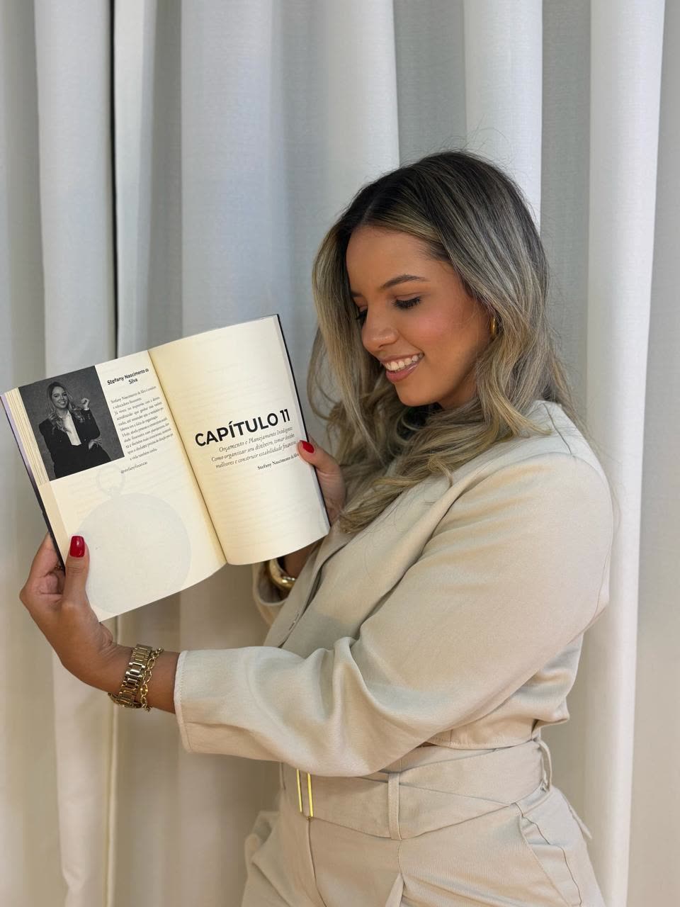 Stefany Nascimento com o livro aberto no capítulo 11